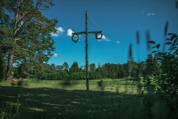 Celebrate Midsommar Like The Swedes (4) Maypole